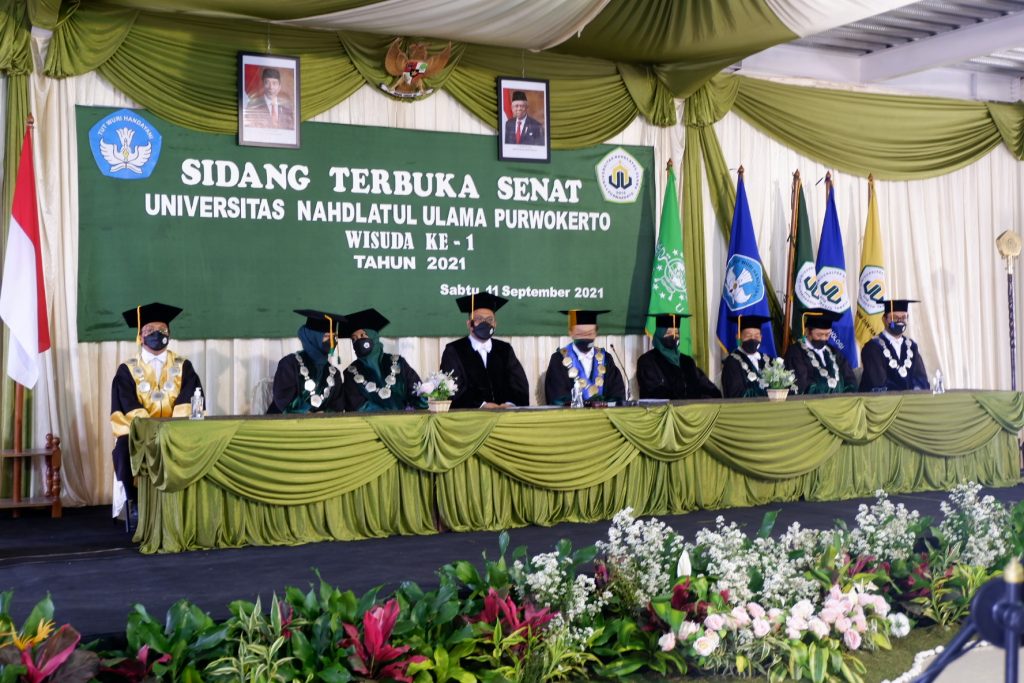 LUAR BIASA.. 79% Lulusan Wisuda ke 1 Universitas Nahdlatul Ulama Purwokerto Lulus dengan Predikat Pujian.