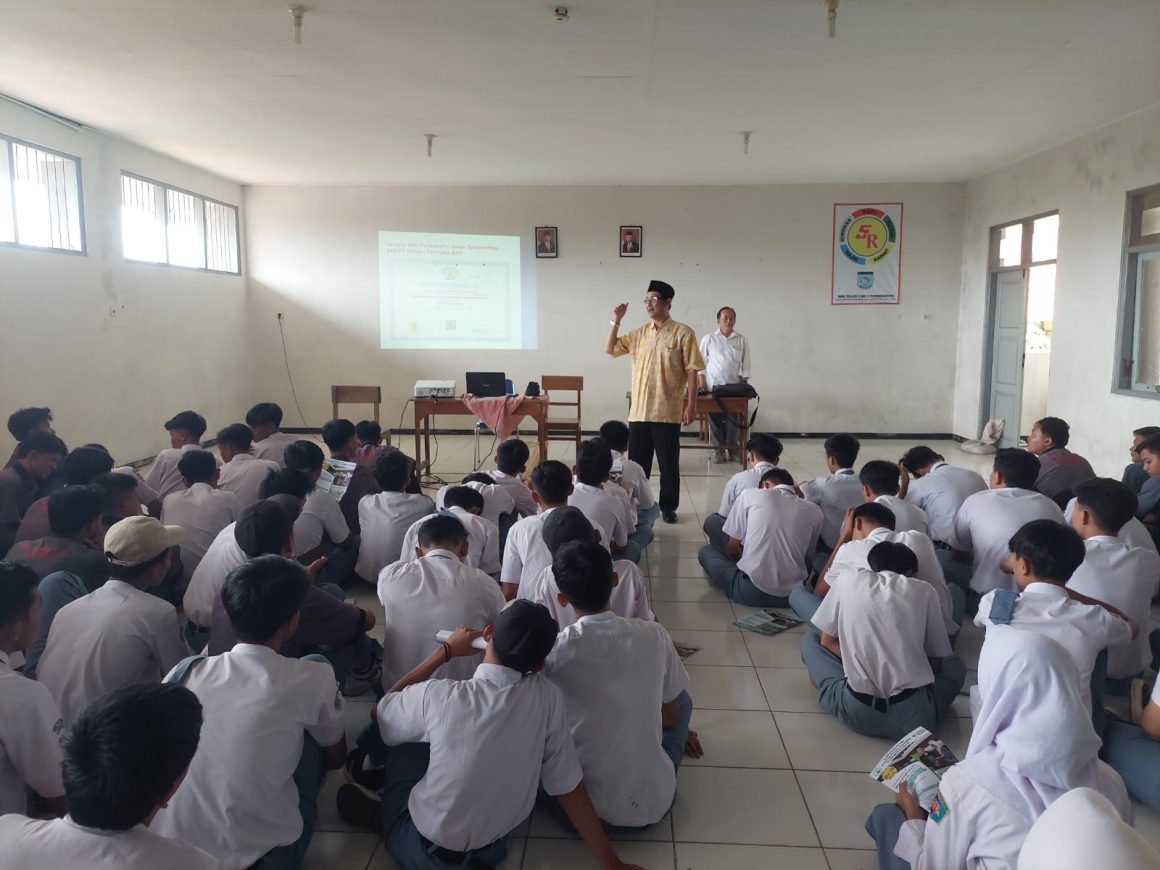 Sosialisasi oleh Tim Pengelola Mahasiswa Baru dan Beasiswa di SMK Tujuh Lima II Purwokerto