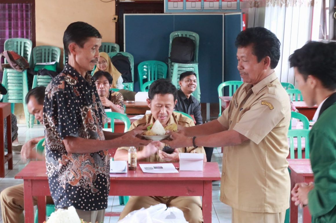 Peresmian produk Kelompok Tani Penderes Nira Jaya Gulemem oleh Kepala Desa Gumelem Wetan