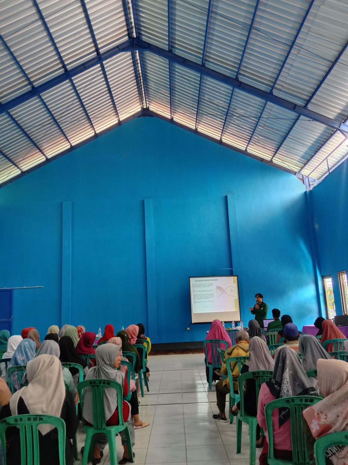 Seminar Peningkatan Ekonomi dan Kewirausahaan di Desa Bandingan, Kecamatan Sigaluh, Kabupaten Banjarnegara